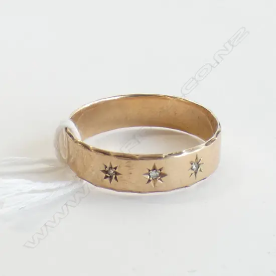 9CT 3 STONE DIAMOND WIDE BAND RING 4.8gm LGE SIZE