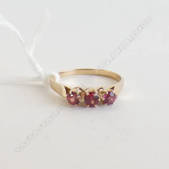 9CT 3 GARNET RING 1.6gm