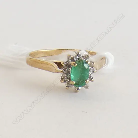 9CT GOLD EMERALD & DIAMOND CLUSTER RING AF