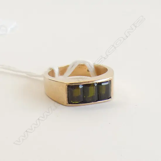 9CT 3 GREEN STONES RECCESSED MOUNT 7gm