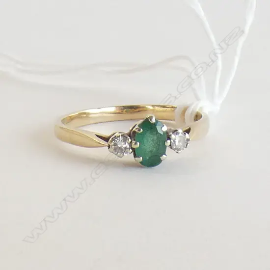 9ct GOLD EMERALD & 2 DIAMOND RING
