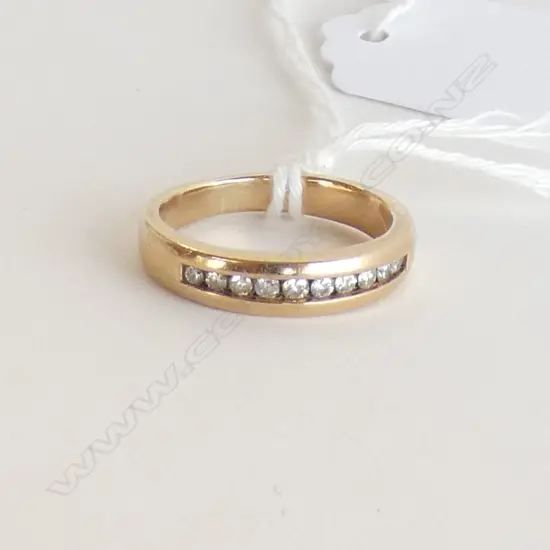 10K GOLD & 10 DIAMOND CHANNEL SET RING 5gm