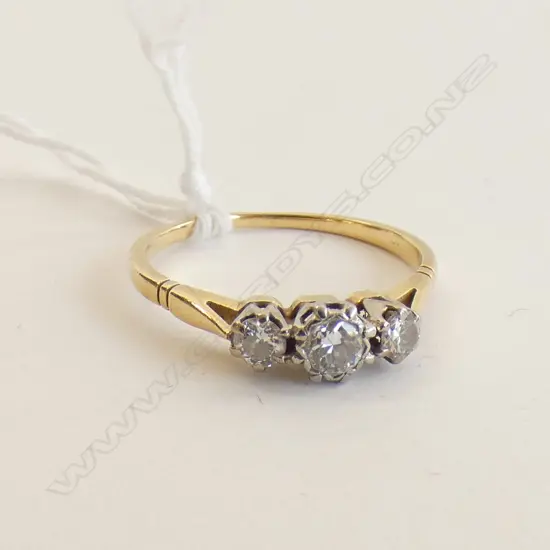 18CT GOLD & 3 DIAMOND RING 2gm