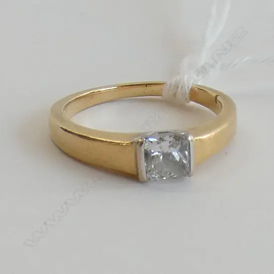 18CT GOLD SQUARE CUT DIAMOND RING 4.1gm
