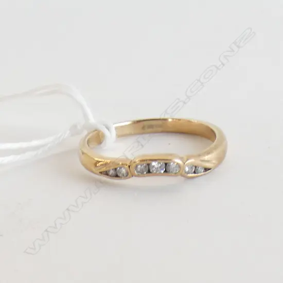 9CT GOLD & 7 DIAMOND RING CHANNEL SET 3gm
