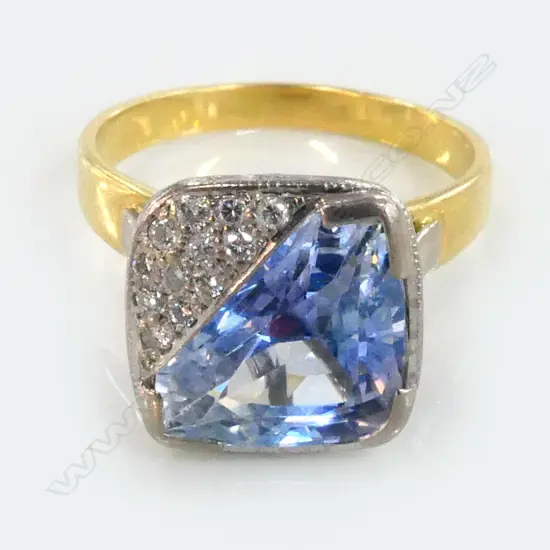 18ct GOLD CEYLONESE SAPPHIRE & DIAMOND RING ANGULAT SETTING 5.5gms