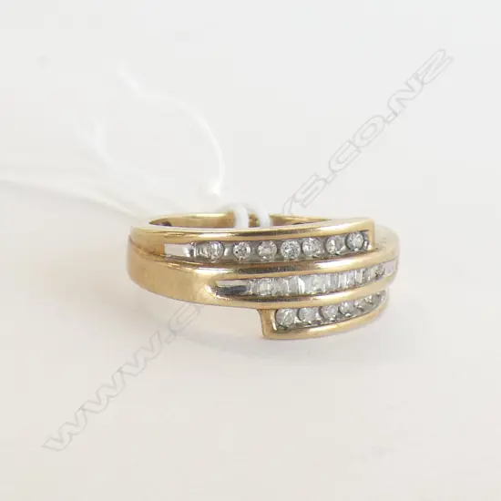9CT GOLD MULTI DIAMOND 3 BAND TOP RING 3GM