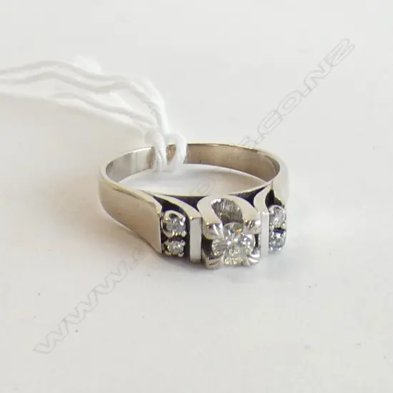 18CT WHITE GOLD & DIAMOND RETRO STYLISH RING