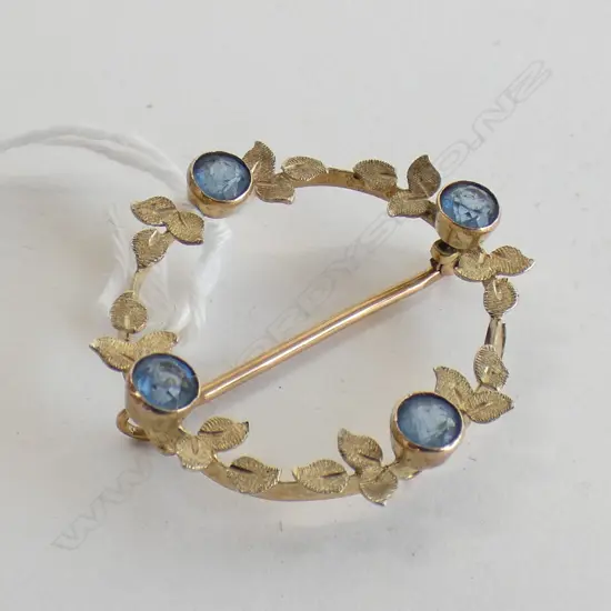 9CT GOLD EDW CIRCLE BROOCH BLUE STONES 1.9gms