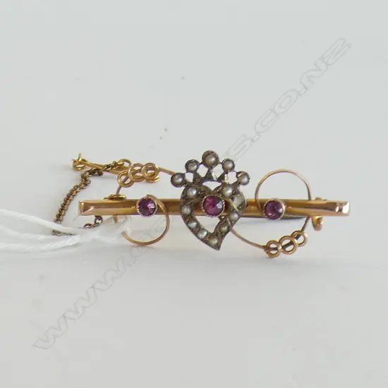 9ct EDW BAR BROOCH CROWNED HEART PEARLS (1 MISSING) & RUBIES 2.4gm