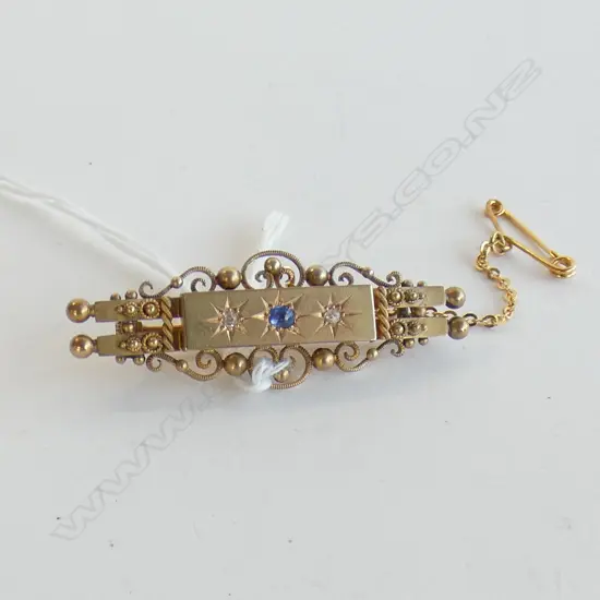 C1900 15CT GOLD SAPPHIRE & DIAMOND BROOCH 5gm