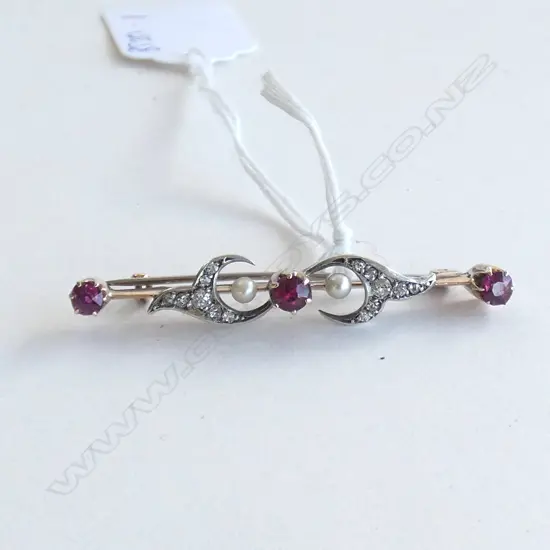 UNMARKED GOLD BAR BROOCH SET w PEARLS, DIAMONDS & 3 RED STONES.