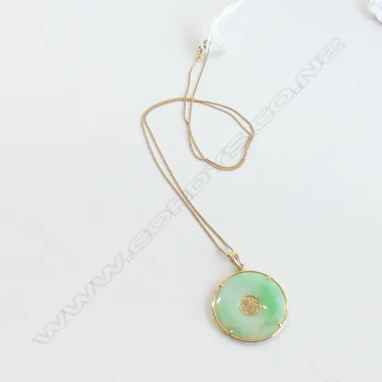 ORIENTAL JADE & 585 GOLD PENDANT & CHAIN  4.6GMS