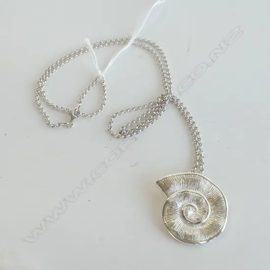 CONTEMPORARY SILVER AMMONITE FOSSIL PENDANT ON CHAIN 