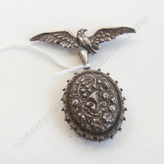  SILVER BIRD SWEETHEART BROOCH WITH LARGE SILVER LOCKET SUSPENDED BIRMINGHAM 1908