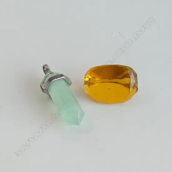 JADE PENDANT AND CITRINE COLOURED SPINNER