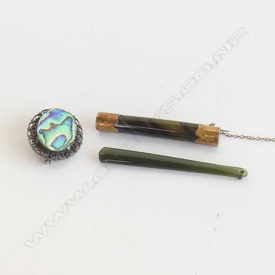 3 PCS JEWELLERY; GREENSTONE / PAUA BROOCH