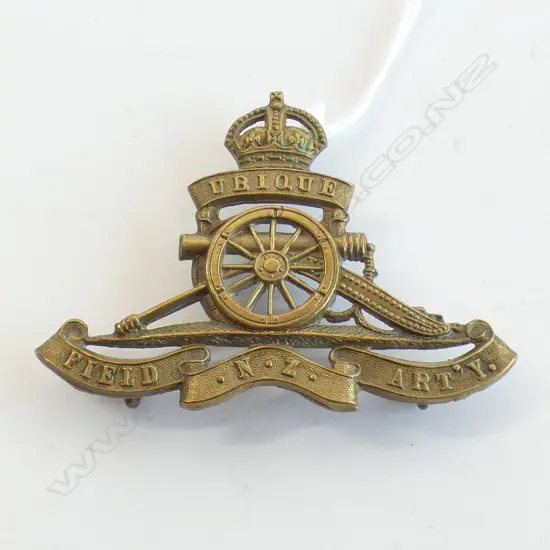 NZ WW1 UBIQUE CAP BADGE 'NZ FIELD ARTY'   ...