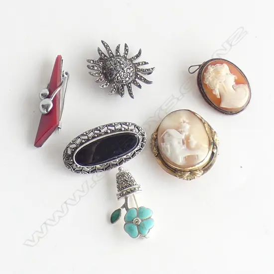 GOLD CAMEO BROOCH (af)/SILVER CAMEO BROOCH & 4 SILVER BROOCHES