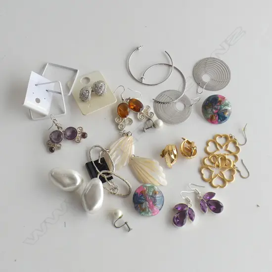 BAG OF COSTUME EARRINGS