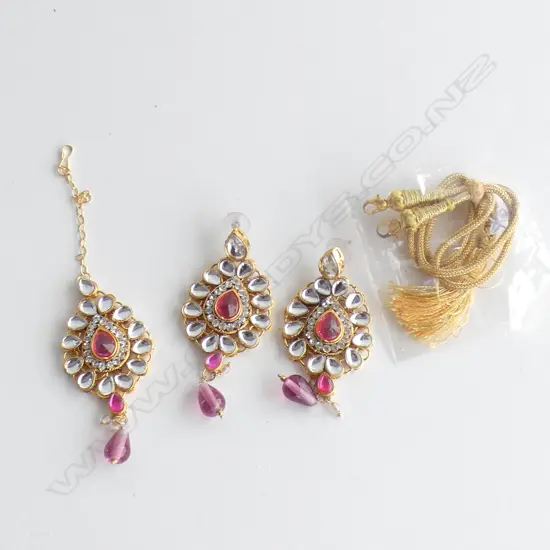 ELABORATE COSTUME PENDANT NECKLACE AND PAIR OF EARRINGS