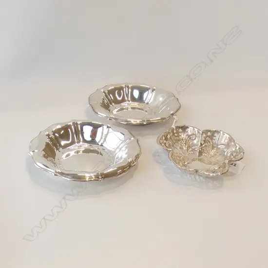 THREE SMALL SILVER DISHES 125gm