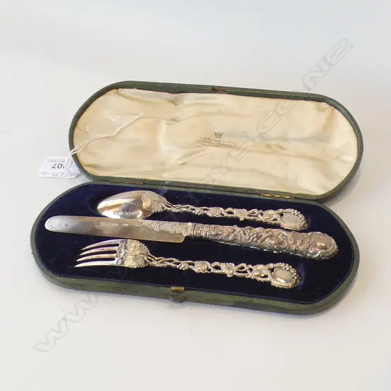 BOXED SILVER CHILD'S CUTLERY LONDON 1859 154gm