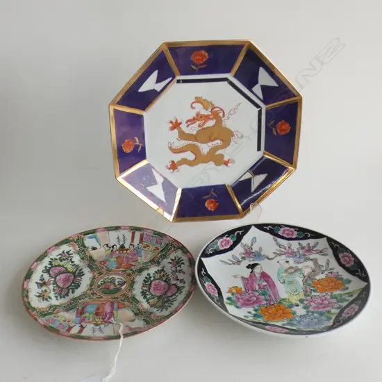 3 ORIENTAL PLATES INCL FAMILLE ROSE (DIA 250MM)