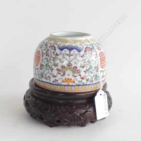 CHINESE FAMILLE ROSE VASE w. WOODEN STAND H.120mm