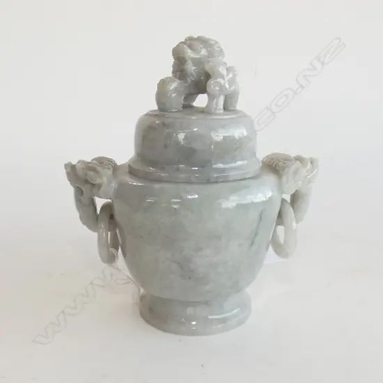 CHINESE JADE POT w. CAPTURED HANDLES H.100mm