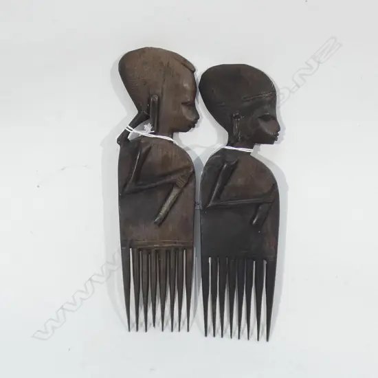 2 VINTAGE CARVED EBONY AFRICAN FIGURAL CARVED WOODEN COMBS (L 240MM)