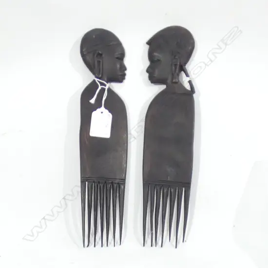 2 VINTAGE CARVED EBONY AFRICAN FIGURAL CARVED WOODEN COMBS (L 275MM)