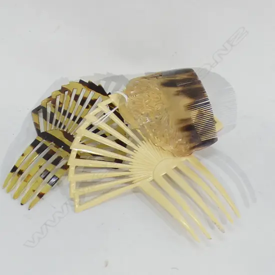 3 VINTAGE COMBS; 2 FAUX TORTOISE SHELL & ONE FAUX BONE (L 140MM) (L
