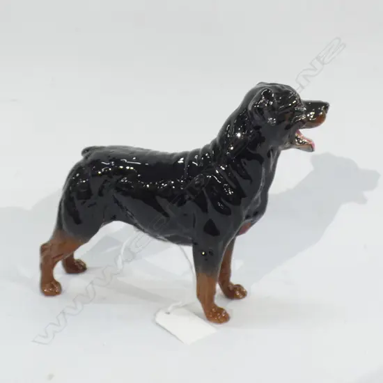BESWICK BLACK & TAN DOG L 180MM