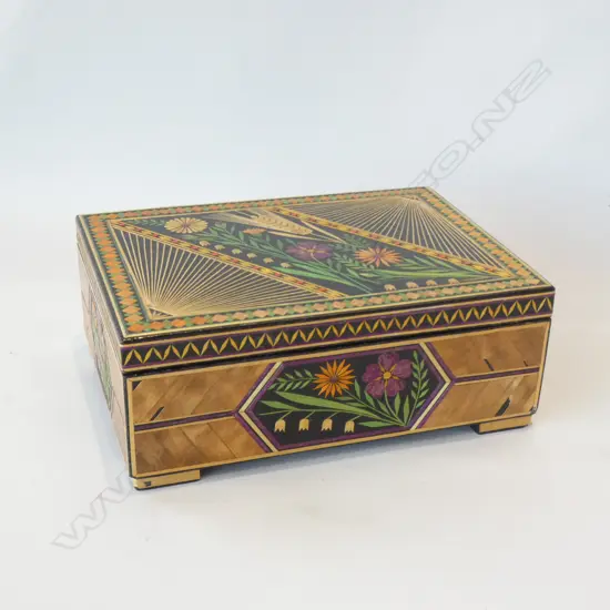 DECORATIVE WOODEN INLAID LIDDED BOX - INNER PADDED SATIN LINED 185 X 140MM
