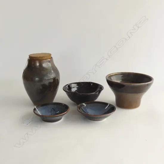 5 BARRY DOYLE POTTERY PCS; 4 SM DISHES (LARGEST DIA 165MM) + CORK LIDDED CANISTER (H 200MM)