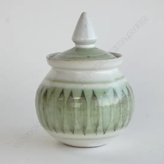 HAMNER POTTERY LIDDED PERSERVE POT BANDED SIDES H.170mm