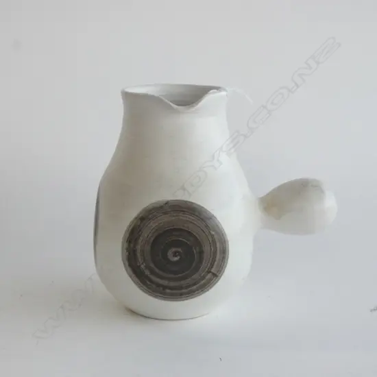 HAMNER POTTERY LGE JUG SWIRLS HANDLE AT RIGHT ANGLE H.185mm