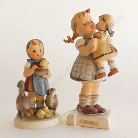 2 HUMMEL FIGURINES 'KISS ME' (H 165MM) & 'FEEDING TIME' (H 120MM)