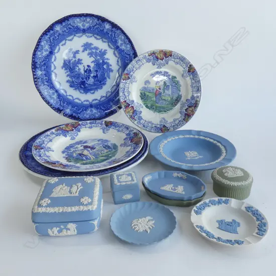 5 B/W PLATES + 8 PCES WEDGWOOD