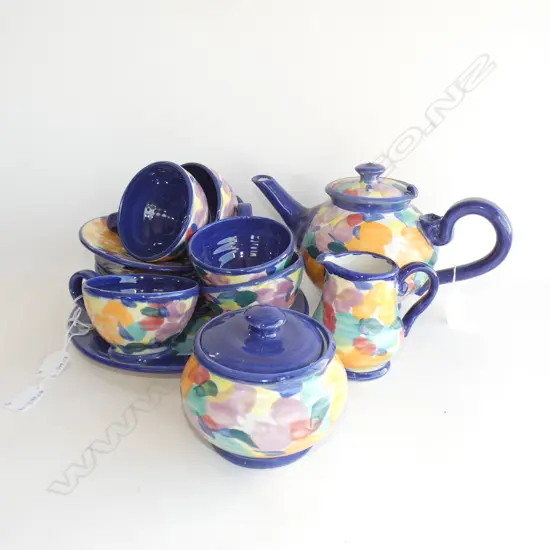 MULTI COLOURED TONY SLY POTTERY - TEASET - 6 CUP TEAPOT / LIDDED SUGAR BOWL / JUG / CAKE PLATE & 5 LG CUPS & SAUCERS