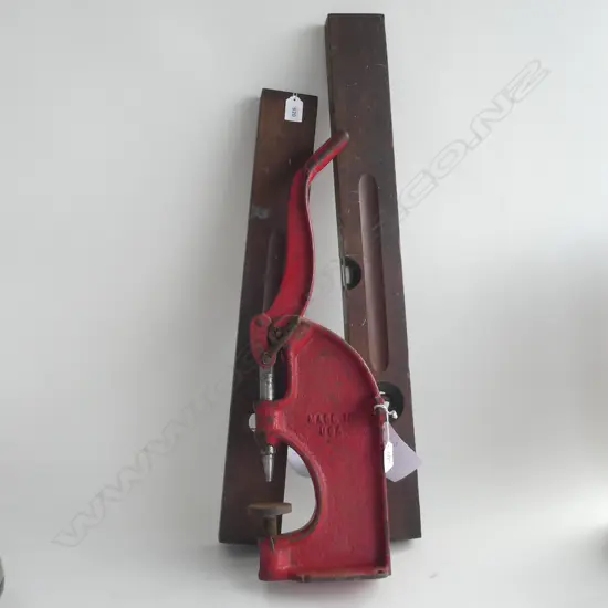 2 LGE VINTAGE LEVELS L.720mm + RED RIVETER H.575mm