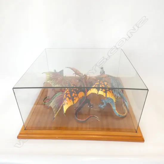 GLASS DISPLAY BOX w. DRAGONS 330mm sq