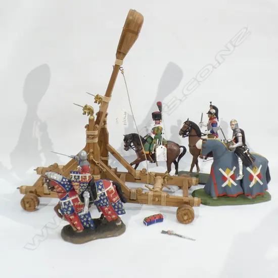 4 MOUNTED MILITARY HORSEMEN; 3 RESIN 1 METAL H.200mm + CATAPULT MODEL H.390mm