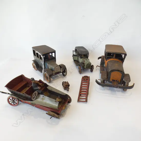 4 VINTAGE TIN MODEL CARS