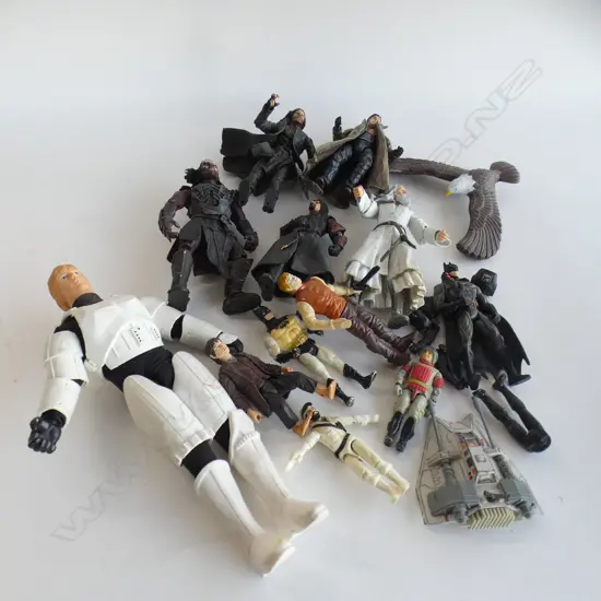 BOX ASST ACTION FIGURES INCL STAR WARS / LOTR / BATMAN ETC..