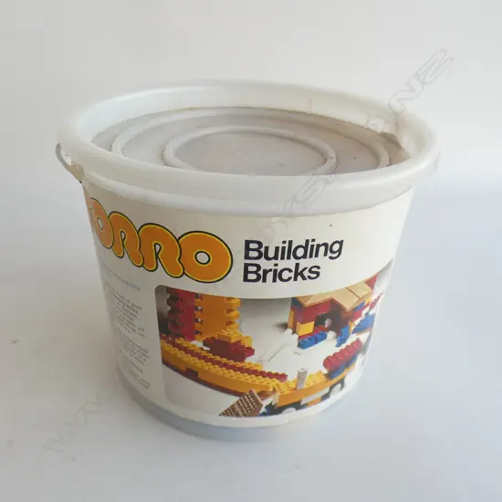 BUCKET OF TORRO BUILDING BRICKS 