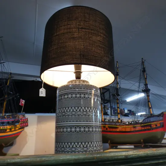 MODERN BLACK & WHITE LAMP H.640mm