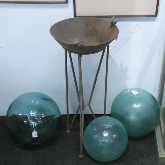 TALL RUSTED METAL BIRDBATH, 3 BIRDS TO BOWL, H.720mm