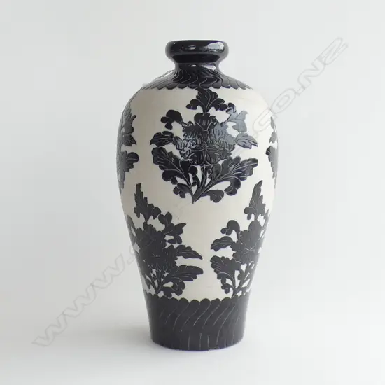 CHINESE BLACK ON WHITE PEONY DECORATED VASE SGRAFFITO H.275mm